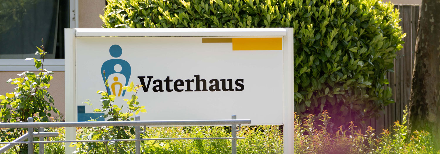 Anzeigetafel mit der Aufschrift Vaterhaus